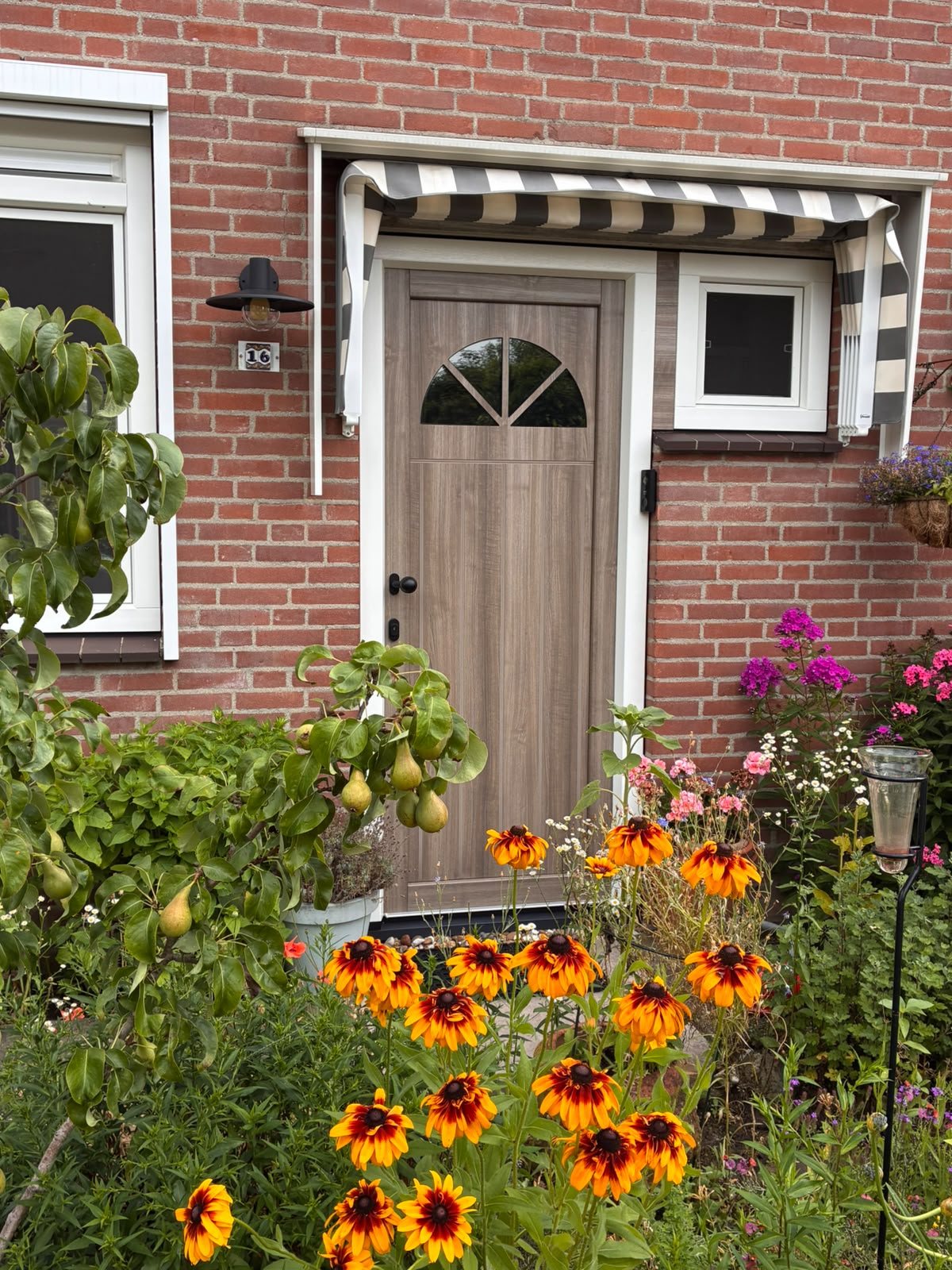 De entree van de praktijk aan Vogelkers 16 in Helvoirt